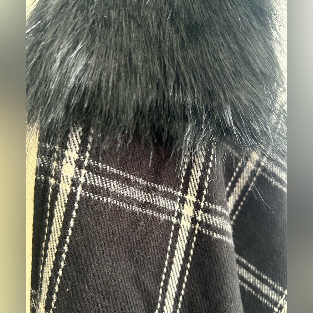 NEW J.CREW Cape With Black Faux Fur Collar Plaid Black/White ONE SIZE - Picture 6 of 11